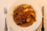 Wiener Zwiebelrostbraten mit Bratkartoffeln